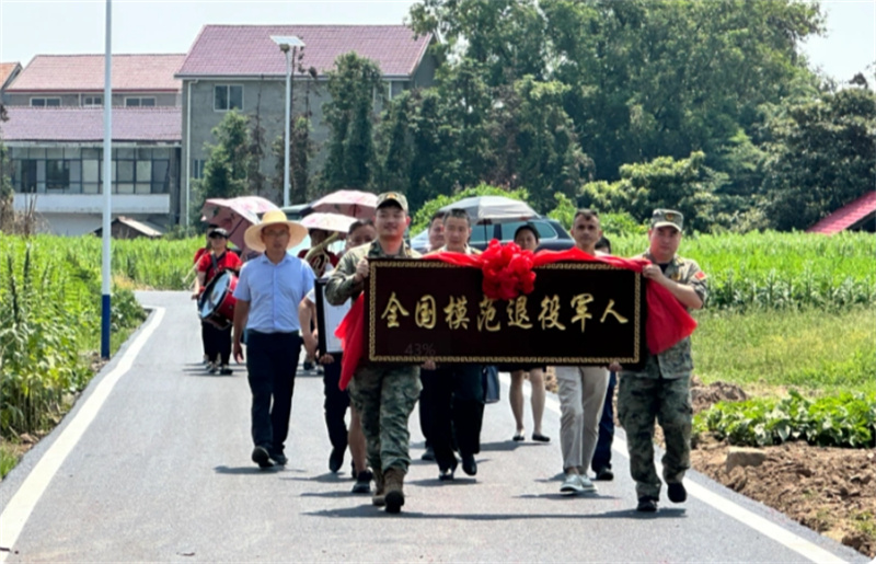 退役軍人童彬原獲評“全國模范退役軍人”：軍魂鑄就商道 赤誠反哺桑梓